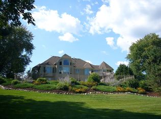 8 Badger Ln, North Oaks, MN 55127