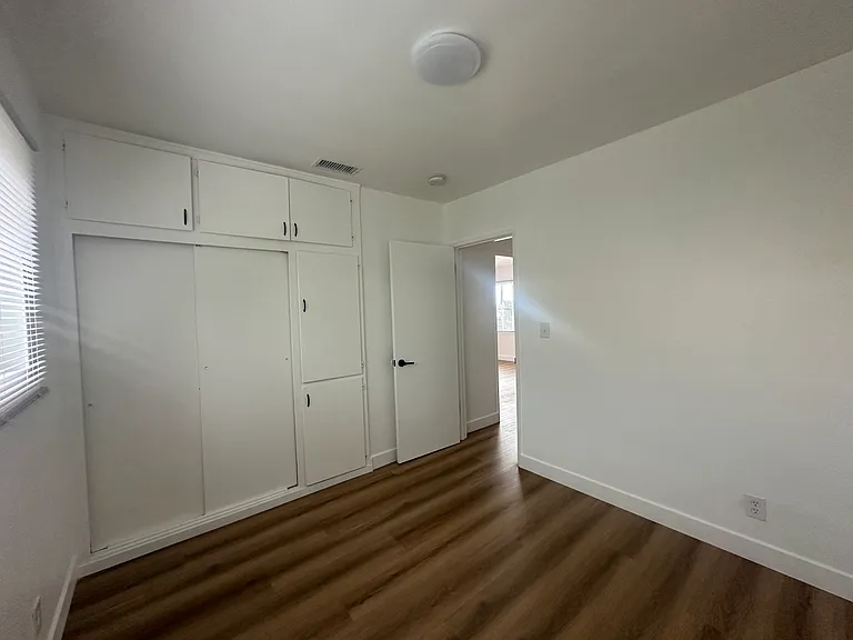 4930 N Vincent Ave — Photo 18