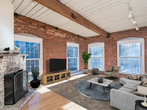 124 College St APT 19, South Hadley, MA 01075