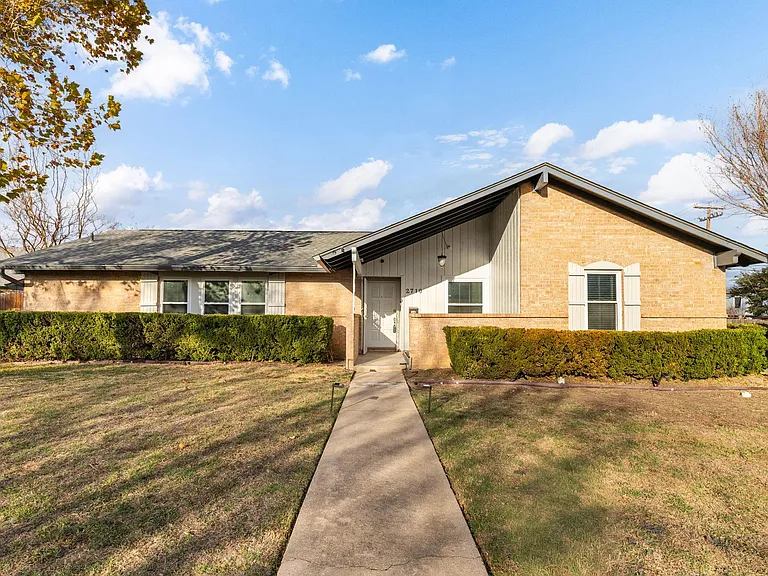 2710 Thrushwood Dr — Photo 3