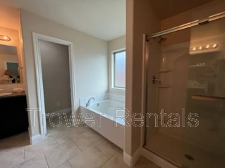 810 E 92nd St — Photo 14