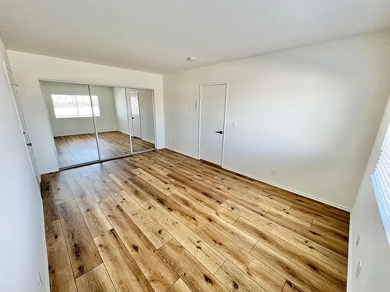 Top-Floor 2BD/1BA with Private Deck — Photo 14