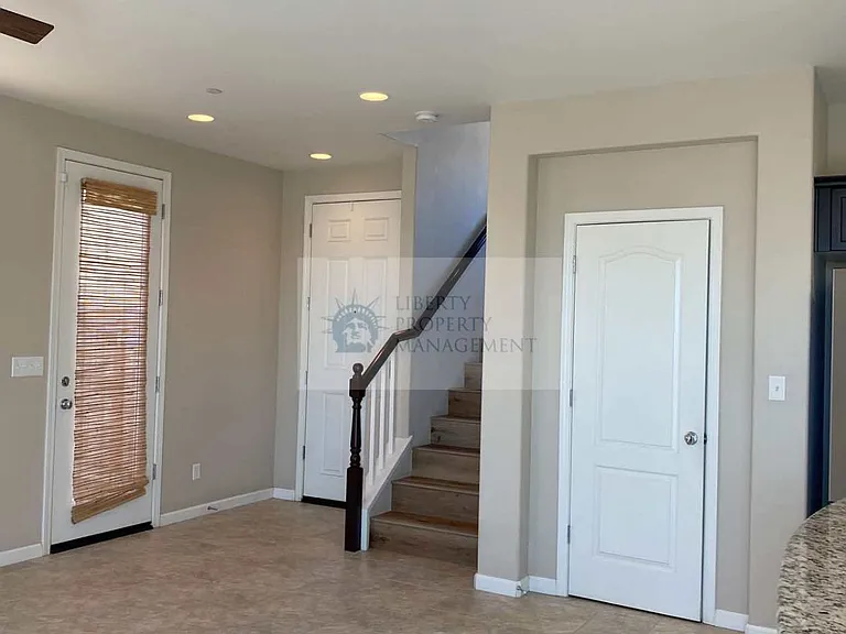 3042 Mount Rainier Ln — Photo 2