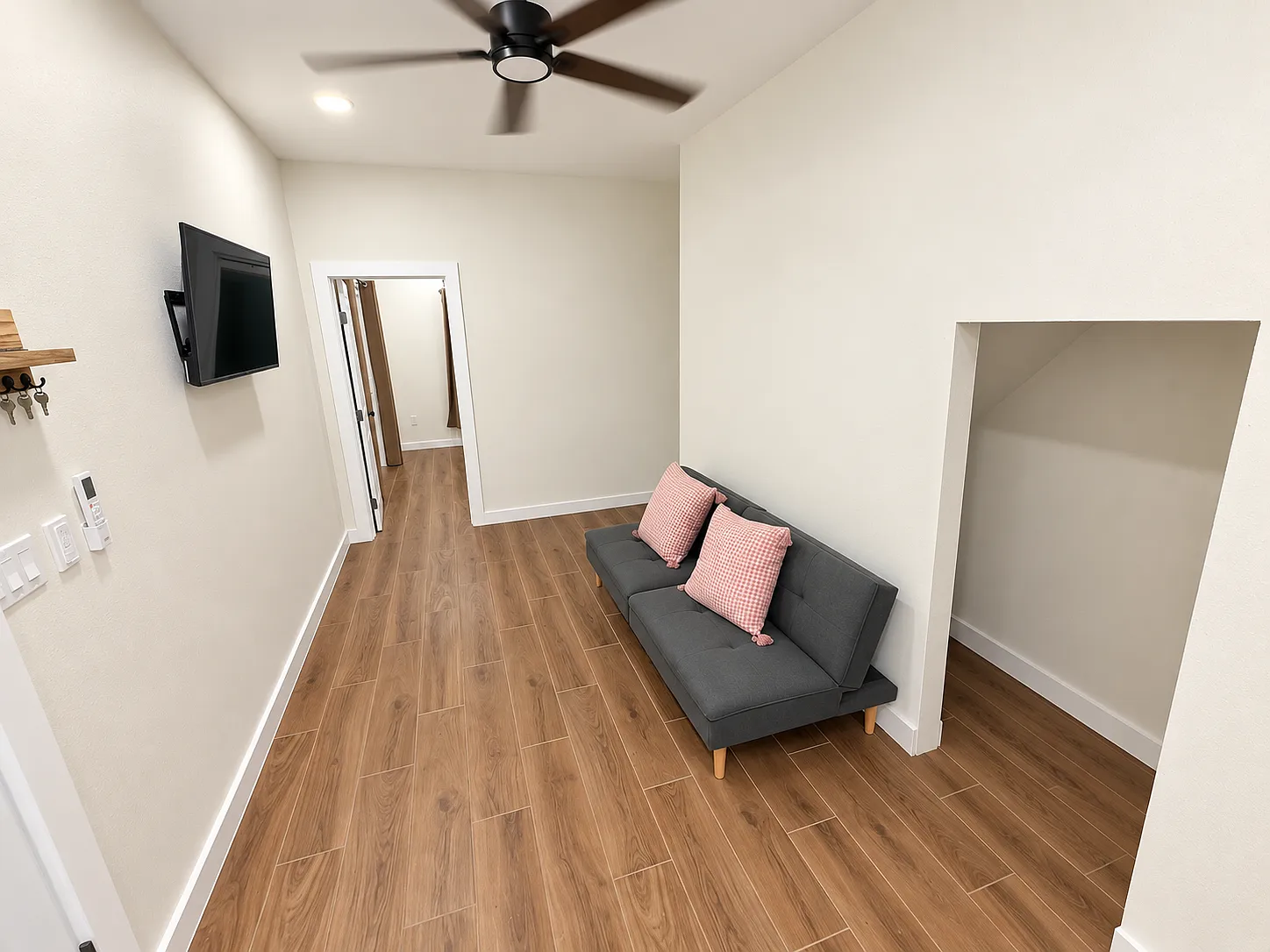 6 bed, 4000 sqft, $6,000 — Photo 2