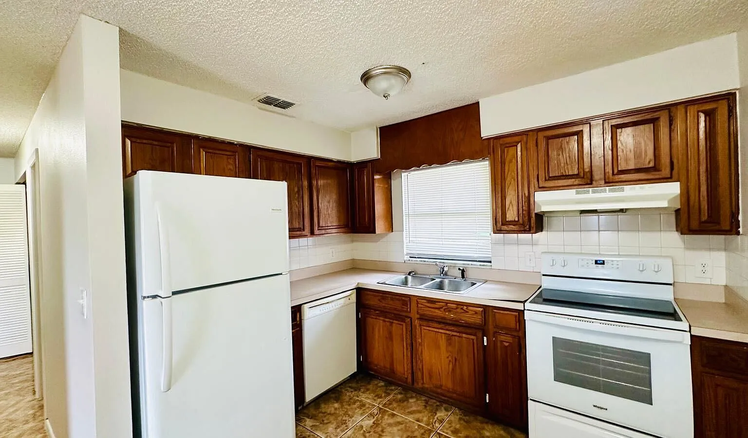 2 bed, 2.0 bath, 984 sqft, $1,300 — Photo 2