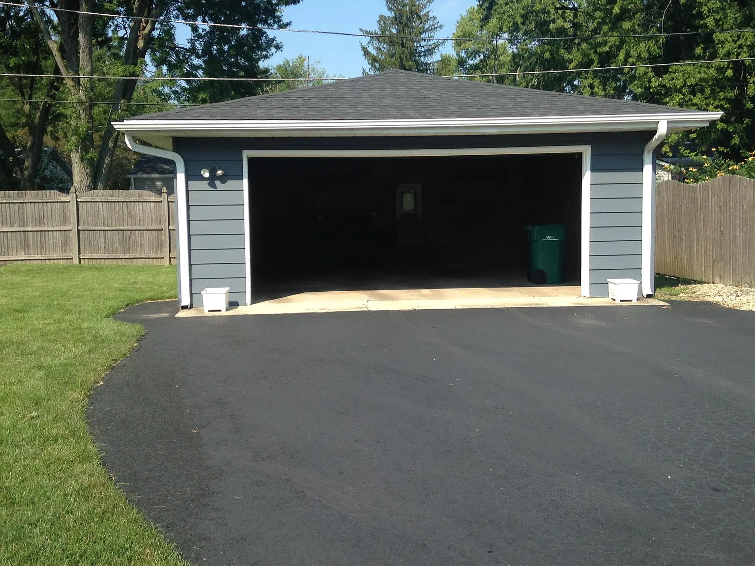 913 Brentwood Dr — Photo 3