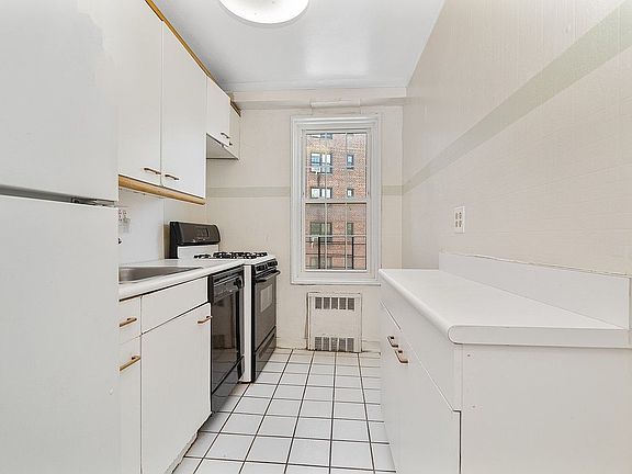 4th image of 140-23 Burden Cres Unit 303
