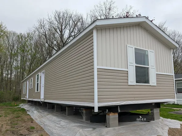 1258 Oakbrook W, Jackson, MI 49201