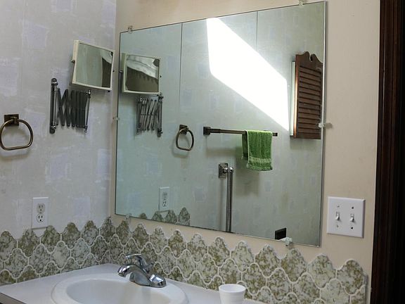 3rd image of 6411 Oakridge Dr