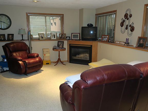 4th image of 15704 Alpine Cir