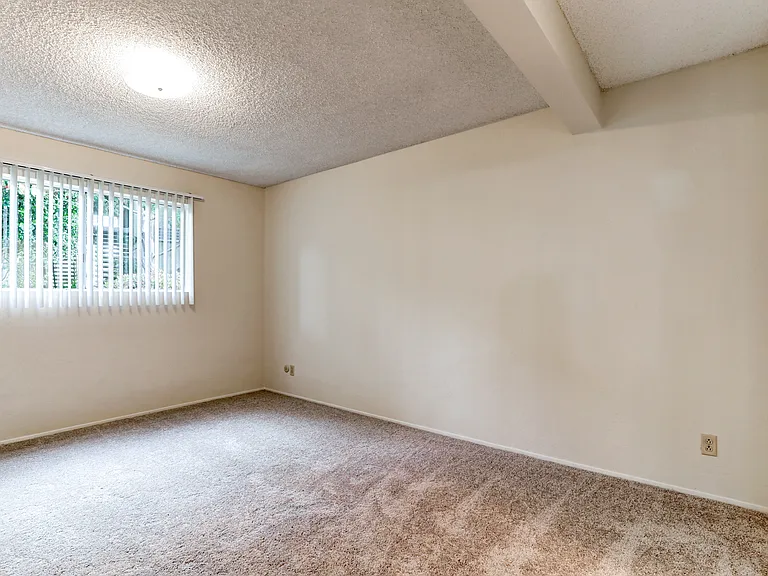 1575 Oak Apartment Homes — Photo 3