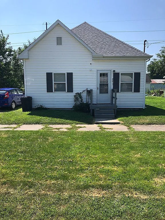 2613 Commercial Ave photo 1