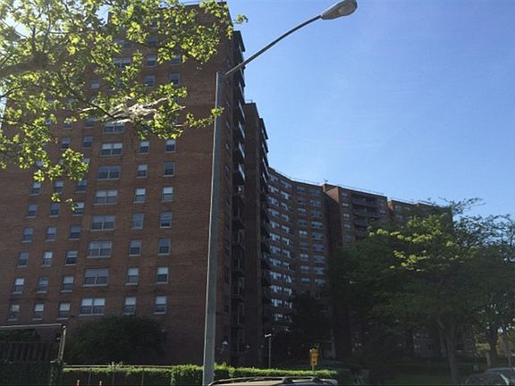 2nd image of 6120 Grand Central Pkwy APT A1000