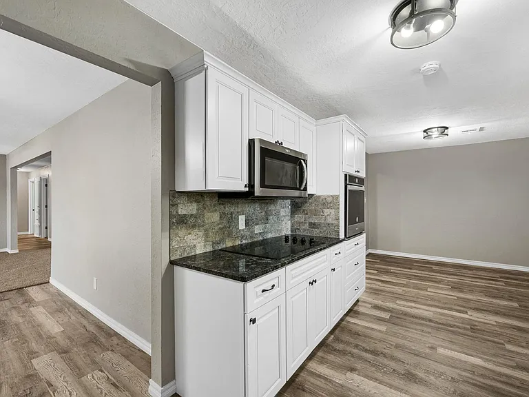 6943 NW Eisenhower Dr — Photo 16