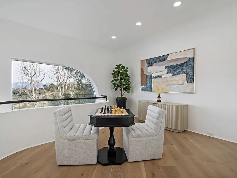 15105 Mulholland Dr — Photo 16