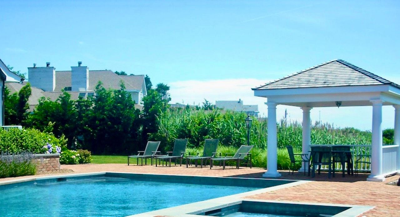  Pool Side