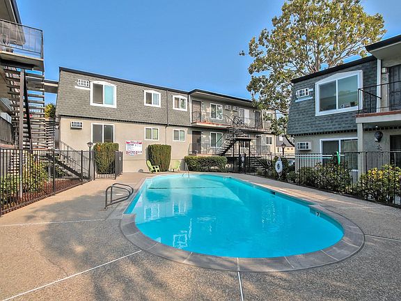 3rd image of 470 Boynton Ave APT 3