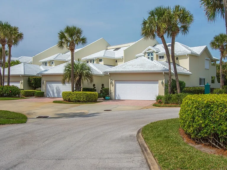 560 N Monterey Dr — Photo 36