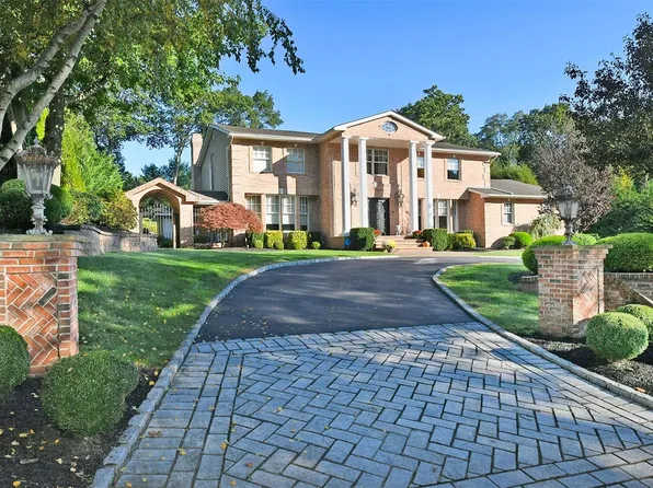 87 Wildwood Drive, Dix Hills, NY 11746