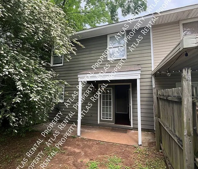 2202 Cheshire Dr — Photo 2