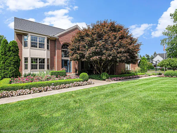 6822 Hubbard Cir, Clarkston, MI 48348