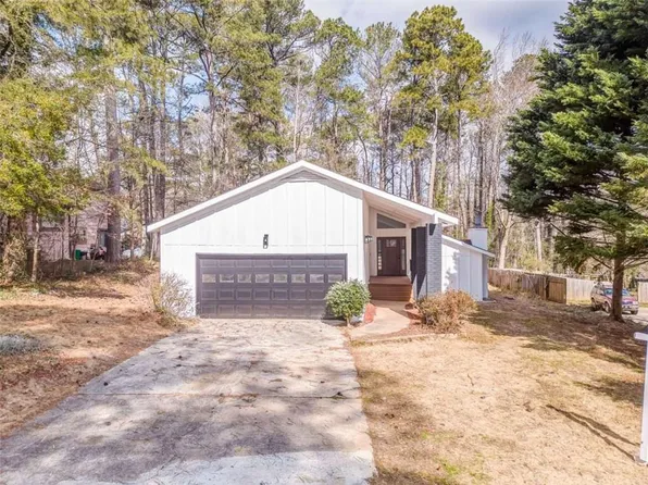 6788 E Woodridge Pl, Douglasville, GA 30135