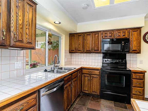 2nd image of 1912 Knob Hill Dr