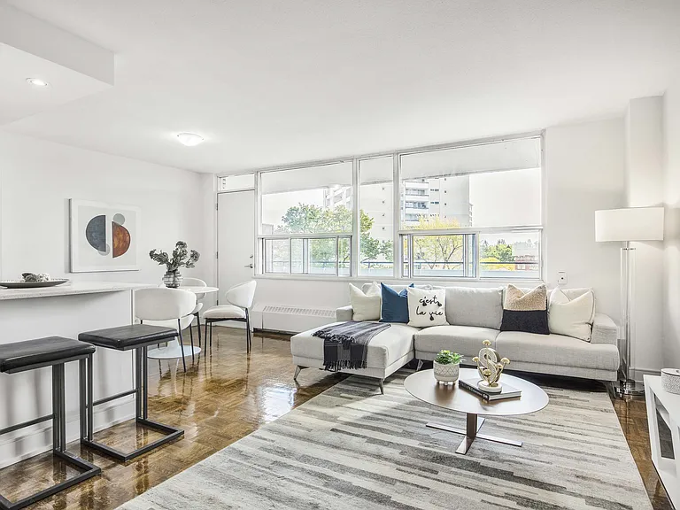 225 Davisville Ave — Photo 7