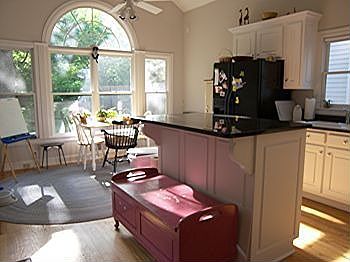 Big Sunny Kitchen w/ Breakfast Area