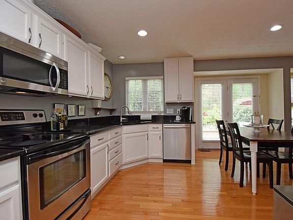2nd image of 7248 Mariemont Cres