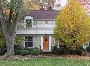 392 Lake Forest Dr, Bay Village, OH
