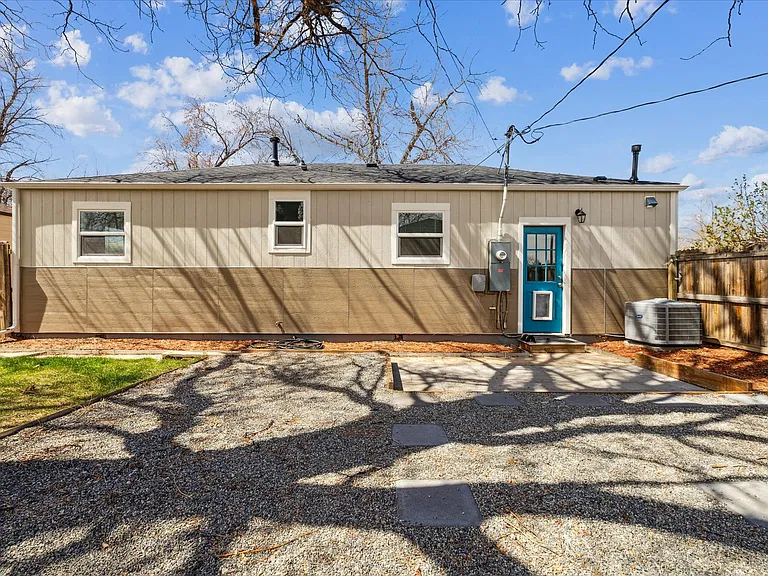2060 S Irving St — Photo 21