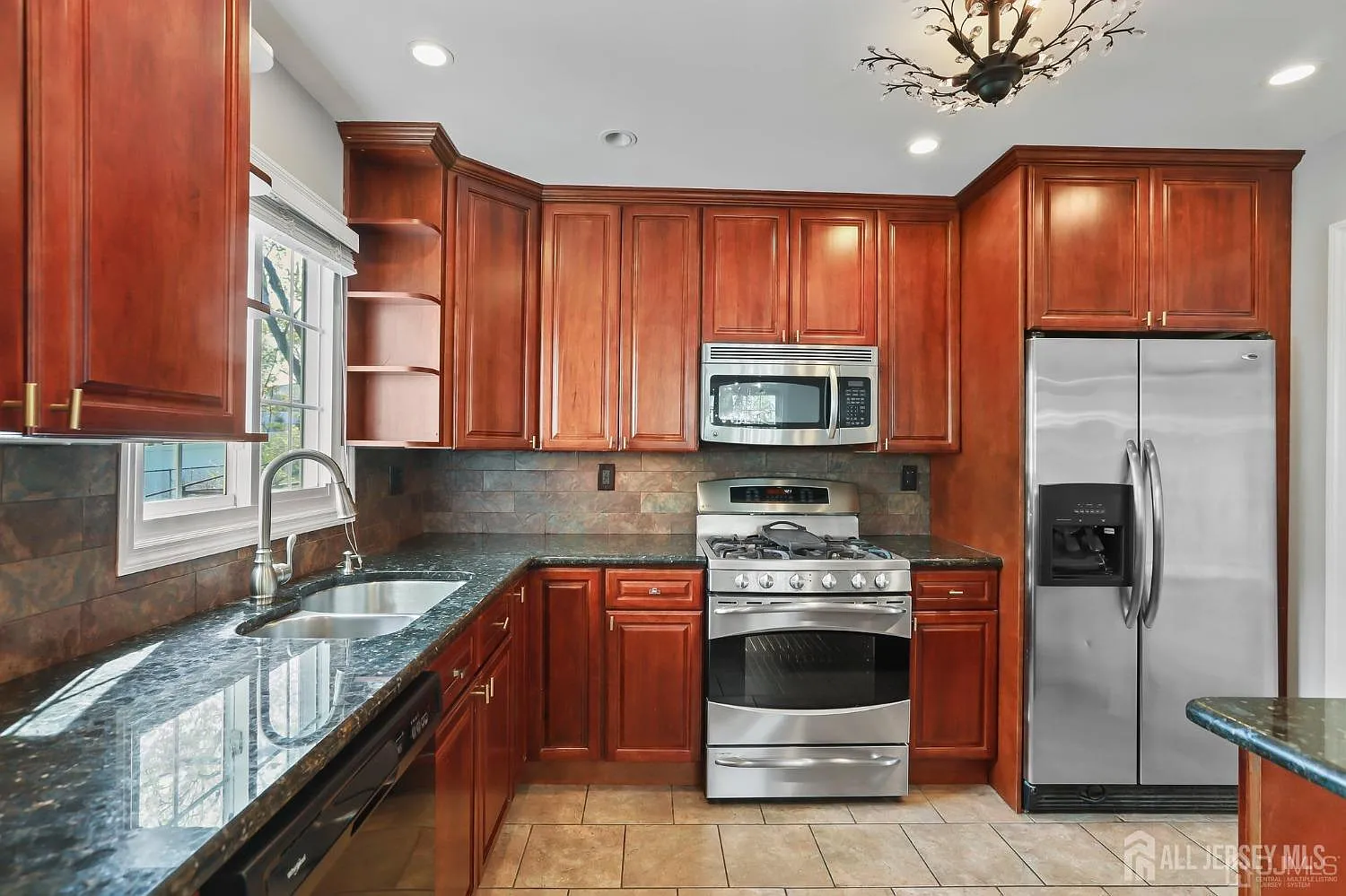 3 bed, 1.0 bath, 931 sqft, $2,600 — Photo 2