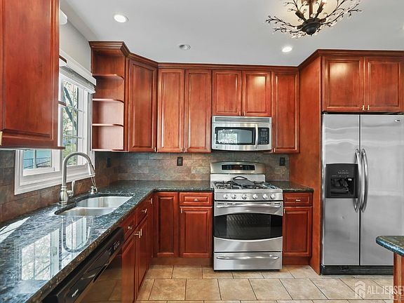 2nd image of 262 Wall St
