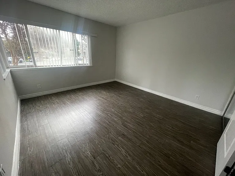 1595 E. Chevy Chase Drive — Photo 7