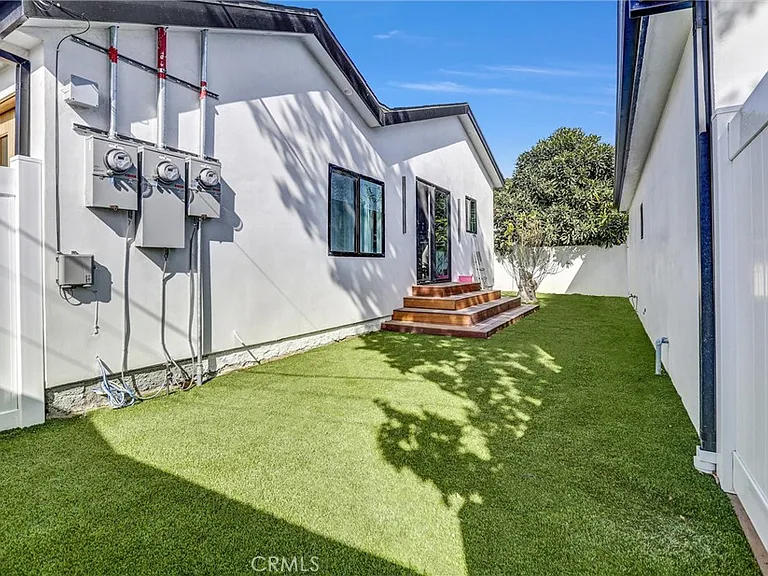 6900 Corbin Ave — Photo 23