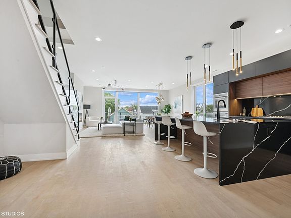 2nd image of 2031 W Belmont Ave #3S