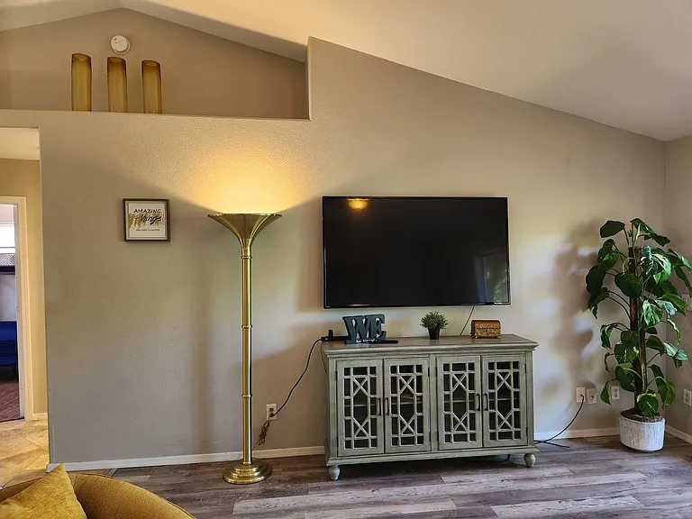 400 E Phoenix St — Photo 8