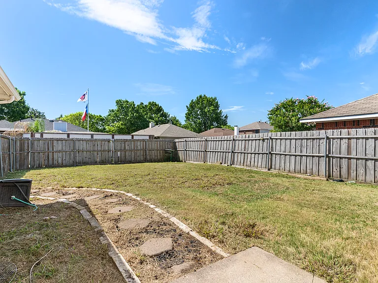 2522 Primrose Ln — Photo 32
