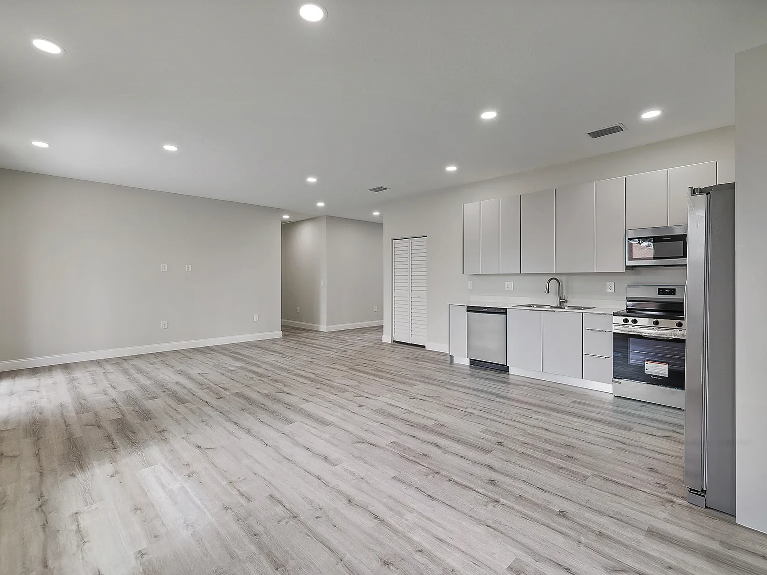 488 Lillon Avenue South - 1 — Photo 3