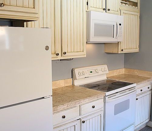 Kitchen, Newer Stove&Fridge