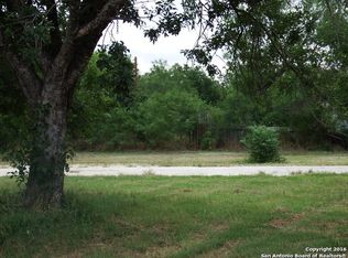 521 Mesquite Ave, Devine, TX 78016