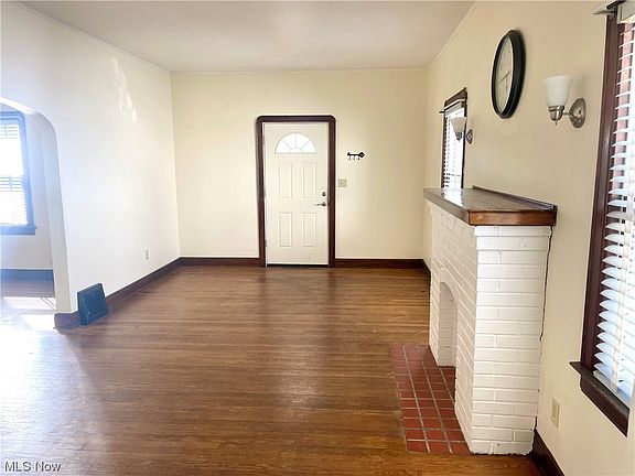 5th image of 239 Erie St