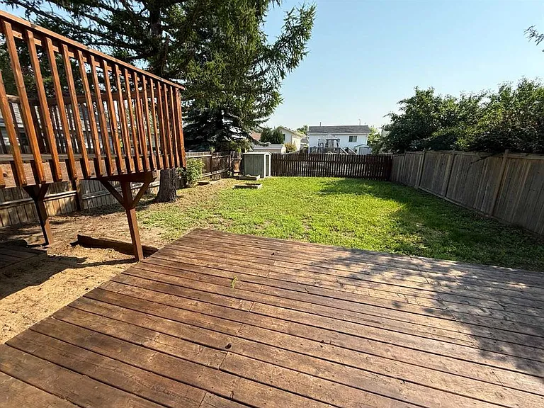 2725 57b Ave — Photo 28