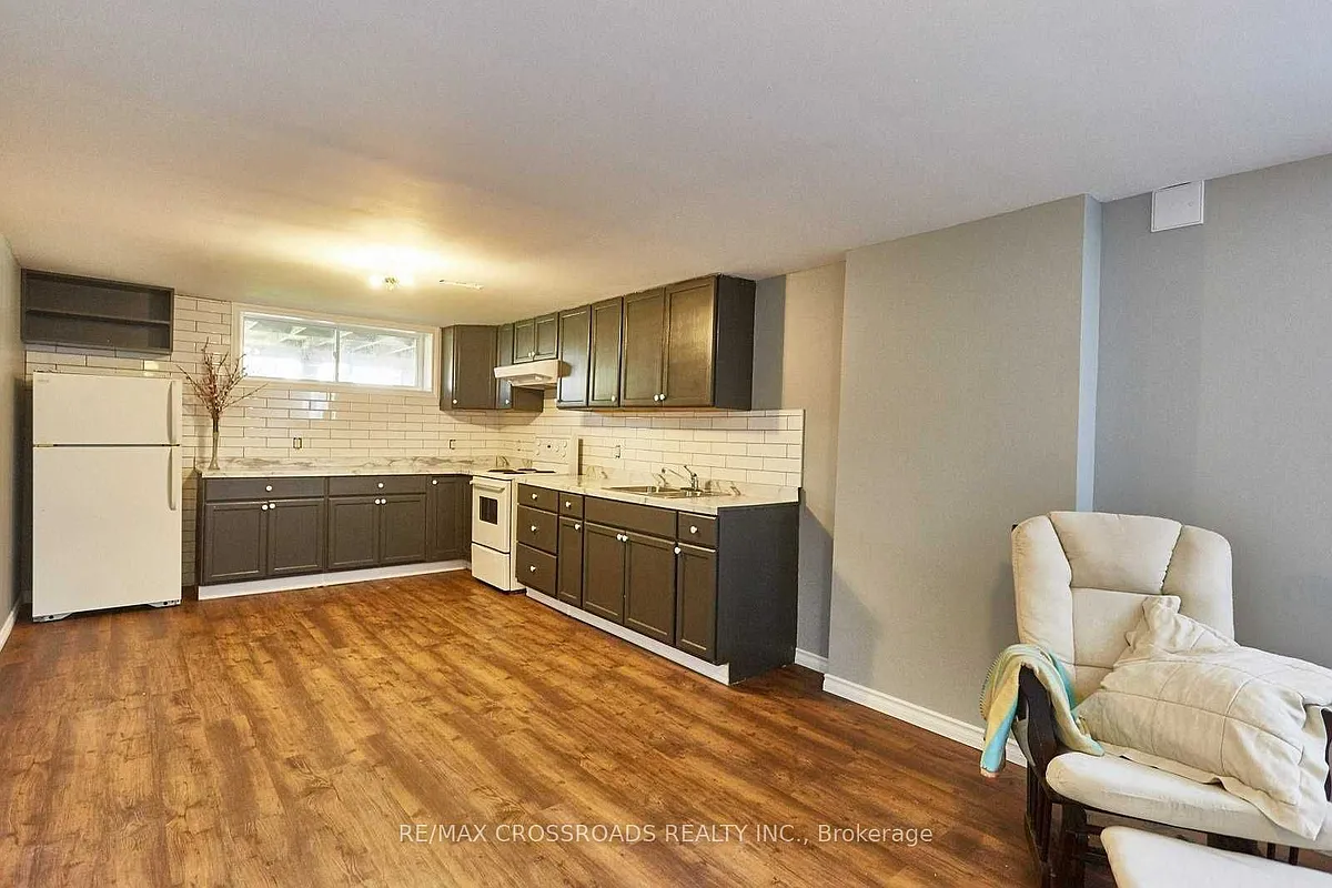 Building Photo - 904 Crocus Cres #BASEMENT