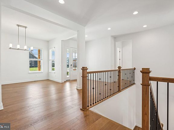 3rd image of 104 Nandina Pl