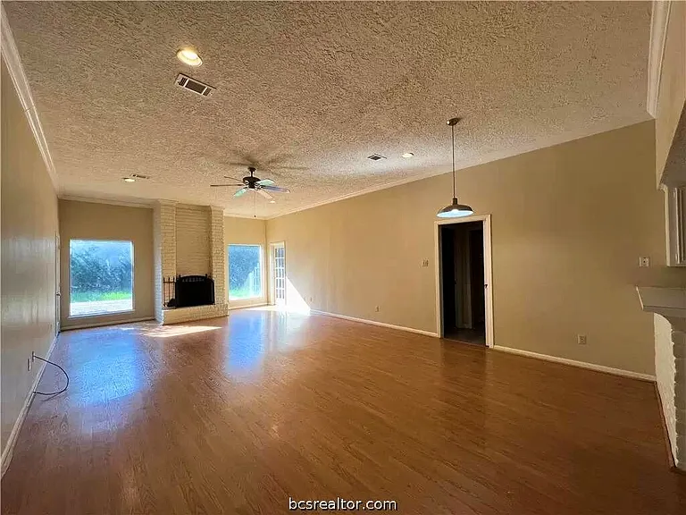 1202 Holleman Dr — Photo 3