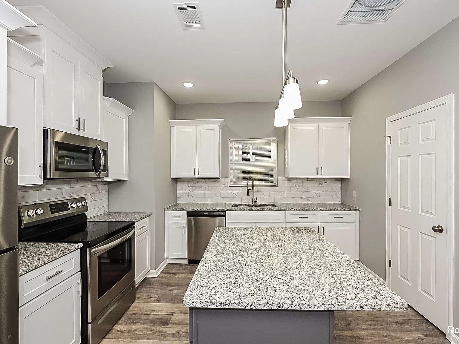 4 bed, 2.5 bath, 2500 sqft, $2,420 — Photo 2