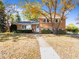 8 S Mount Prospect Rd, Mount Prospect, IL 60056