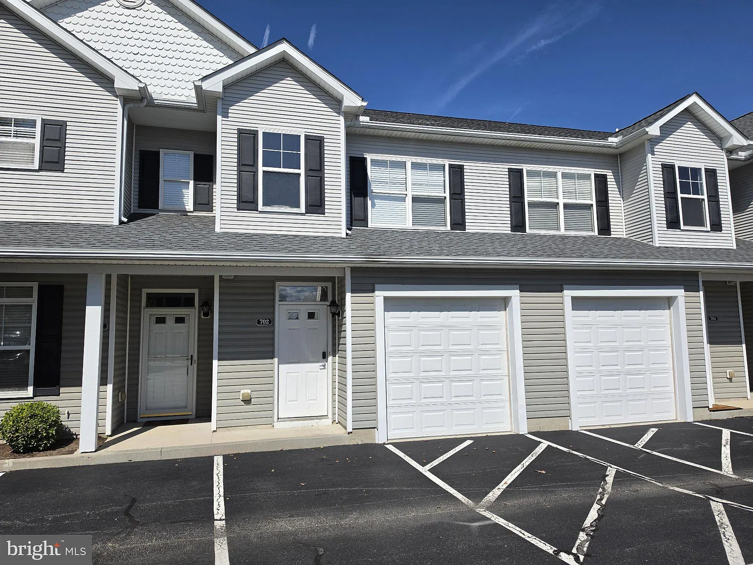 3 bed, 2.0 bath, 1400 sqft, $2,200 — Photo 1
